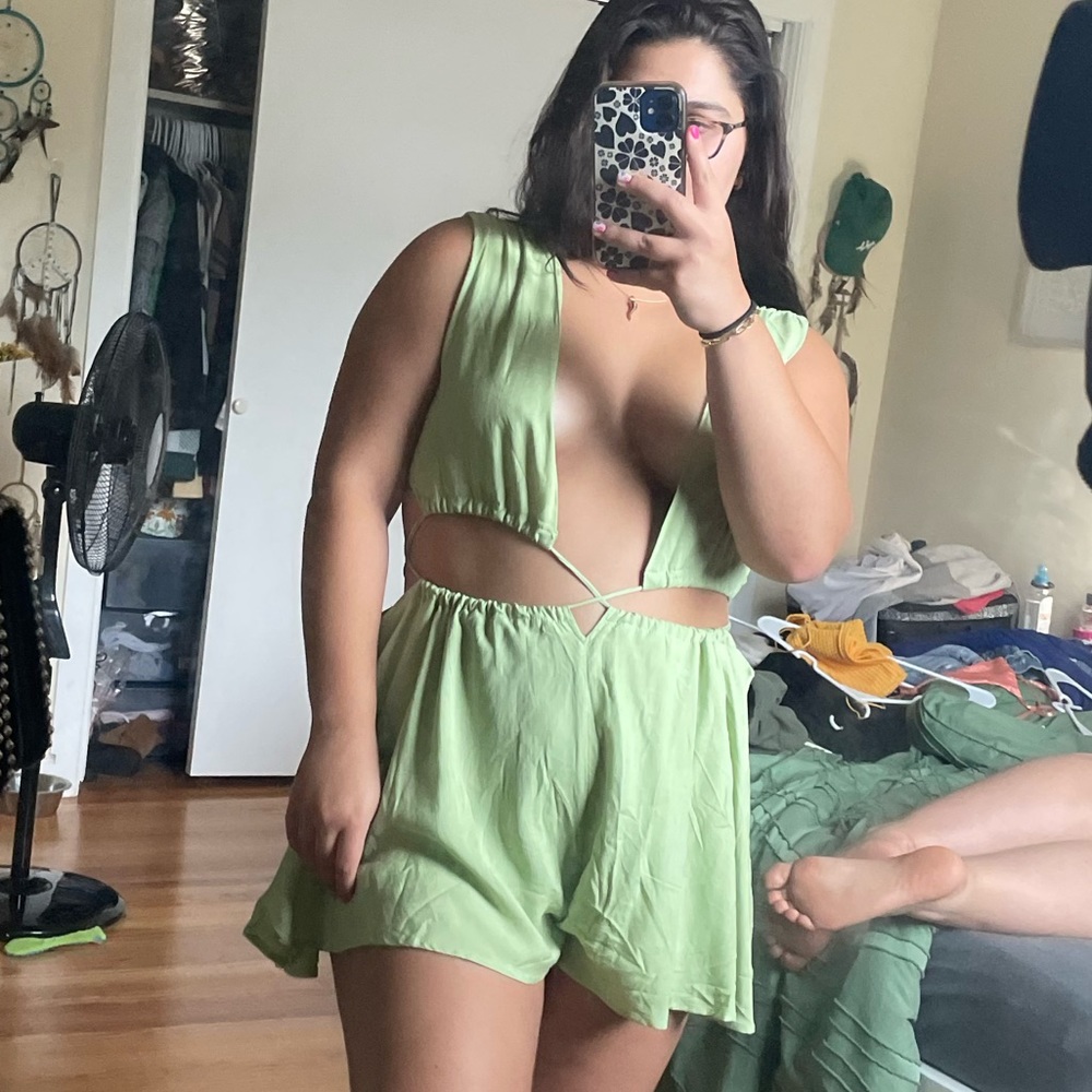 BEAUTIFUL GREEN ROMPER 💚 🌸 - Picture 2 of 4